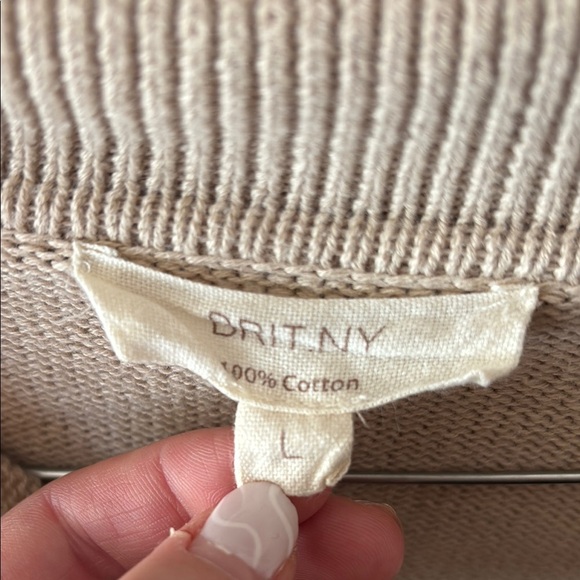 Cream and Tan V-Neck Sweater with Relaxed Fit - Picture 2 of 5